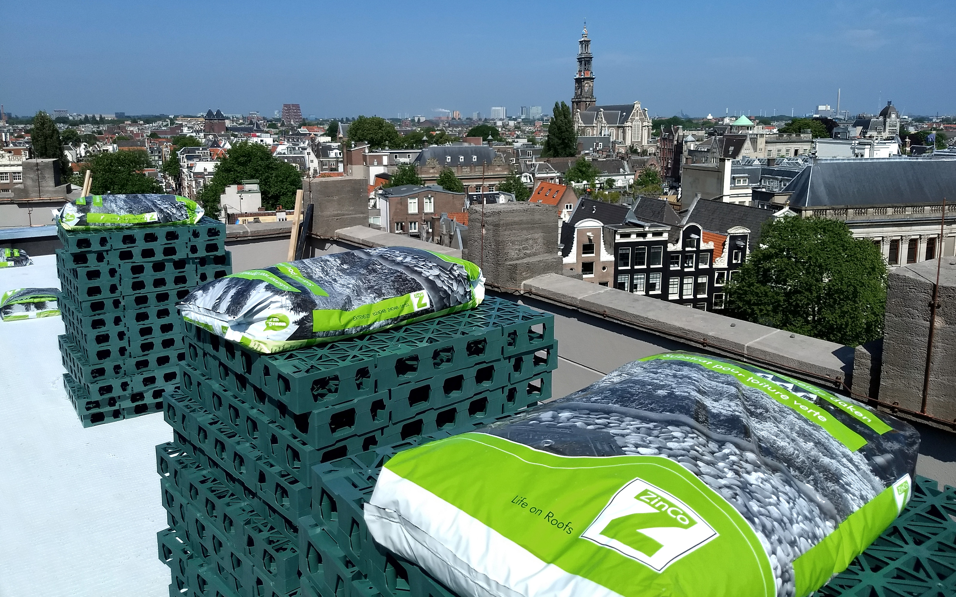 The system build-up with the RSX 65 spacer elements will enable the desired relief of the local sewer system. RSX 65 spacer elements on a rooftop